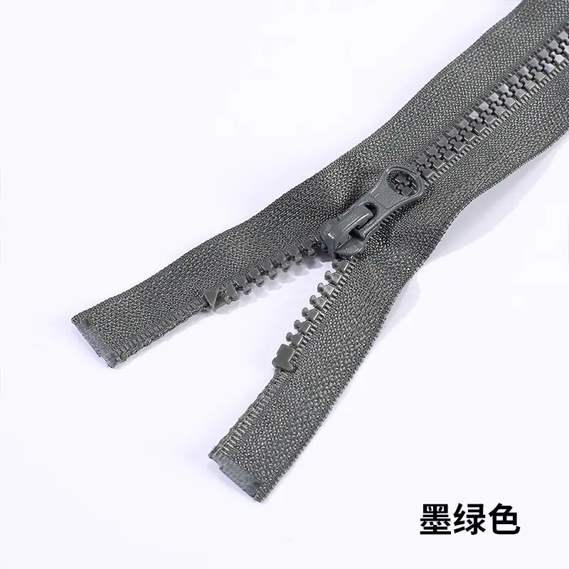 墨绿色