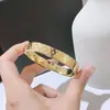 Pulsera de Lujo Ligero Marca V de 26 Luces, Artículo Popular de Venta Transfronteriza, Joyería Versátil Elegante de Moda para Mujer con Diseño Único