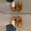 Pantuflas mullidas de punta abierta atmosféricas para mujer, adecuadas para usar en exteriores, Nuevas y elegantes zapatillas de algodón cálido con tacón de cuña Otoño/Invierno 2026