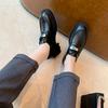 Sapatos Femininos de Moda Estilo Celebridade da Internet Mocassins com Fivela Estilo Britânico Salto Grosso Tratorado Cadarço Oxford de Couro para Mulheres Outono
