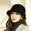 2026 Nuevo Sombrero de Fieltro de Lana Tipo Cubo para Mujer Otoño Invierno Estilo Coreano Lazo Fedora Elegante Cálido Adelgazante Versátil Pescador