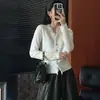 Gang Mi Apparel / 2026 Elegante Encaje Cuello en V Botón Dorado Ajustado Estilo Little Xiang Cárdigan de Punto de Lana Pura Corto