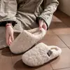 Chinelos de algodão macios para casa para mulheres, novo estilo outono/inverno 2026, com forro de fleece adicional para aquecimento, espessados para conforto extra e com sola antiderrapante; também disponível em versão masculina