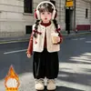 Conjunto Elegante de Colete Espesso Outono/Inverno para Meninas 2026 Novo Conjunto Elegante de Três Peças para Crianças com Lã Roupas Quentes de Inverno