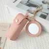Mini llavero de lipstick portátil, bolsa redonda de cuero con espejo de maquillaje, accesorio para niñas, colgante de bolsa de espejo de maquillaje portátil