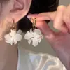 Brincos de tarraxa de pétala de acrílico super fada elegantes e doces para mulheres, design fresco e versátil, brincos de moda coreana