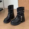 Botas Plataforma com Salto Bloco Spicy Girl para Calça 2026 Moda Outono/Inverno Novo Estilo Botas de Cano Curto Emagrecedoras para Moto Botas de Cano Médio Plissadas