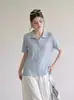 Camiseta tejida de manga corta con cuello polo estilo suave azul de seda helada para mujer, top de verano chic francés de hombros rectos con cuello de sol, ligero