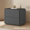 Mesa de cabeceira moderna minimalista de luxo leve toda em madeira maciça e couro, armário de armazenamento de alta qualidade para quarto de casa em estilo de luxo leve italiano