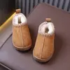 Botas de neve infantis com forro de fleece e espessadas, coleção de inverno 2026, quentes e antiderrapantes, estilo slip-on, botas de algodão felpudo, sapatos de algodão com sola grossa para meninas
