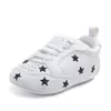 Nuevos zapatos deportivos de primavera y otoño con corazones y cinco estrellas para bebé y niño pequeño, suela suave, zapatos de ondas pequeñas, blanco, venta al por mayor 0813