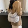Bolsa Pequeña Suave de Peluche para Leche Otoño Nueva 2025 Bolsa Portátil para Viajes Diarios Más Fácil de Combinar Bolsa Peluda Bolso Cruzado para Mujer Generación Única