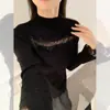 Top de malha cinza estilo coreano com gola alta e detalhes vazados para mulheres, uma camada interna leve e luxuosa para outono e inverno, com detalhes em renda.