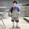 Conjunto de verão para meninos, roupas de verão infantis estilo coreano, moderno e estiloso, conjunto esportivo de duas peças com manga curta e shorts, fresco e bonito