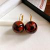 Aretes redondos de resina con estampado de leopardo estilo Hong Kong, aretes retro de alta gama únicos, aretes de temperamento de personalidad, venta al por mayor para mujer