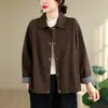 Foto real de abrigo corto artístico para mujer, primavera y otoño 2026, corte holgado, talla grande, casual, versátil, de manga larga, con cuello para mujer