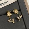 Pendientes de botón con forma de tulipán rosa, diseño elegante de ojo de gato natural, pendientes de otoño e invierno con un toque atmosférico y avanzado.