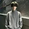 Suéter de tricô cinza claro com zíper parcial e três listras para homens, apresentando um design relaxado e casual com gola alta, perfeito para o outono.