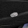 Anel Largo Recortado Totalmente Cravejado com Diamantes, Estilo Europeu e Americano, Neutro de Alta Qualidade, Moda com Pedras Incrustadas, Nicho, Luxo Acessível, Elegante, Anel Aberto