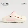 Cachorro Sem Palavras Desenho Animado Crocs 2026 Verão Novo Outdoor Sola Grossa Respirável Macio EVA Biqueira Sandálias Femininas