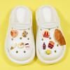 Sapatos com buracos transfronteiriços, acessórios faça você mesmo, simulação de resina fofa, comida, brinquedo, sapatos de ovo de pêssego, decorações de flores, fivela de sapato removível