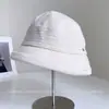 Sombrero de pescador liso artístico y versátil con ala hacia arriba para mujer, nuevo sombrero de cubo casual versátil de otoño, sombrero de tela cálido y moderno