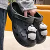 Nuevos Zuecos de Verano para Uso en Exteriores, Lindos Zapatos de Enfermera de Dibujos Animados de Tacón Bajo, Nuevas Sandalias Cerradas Transpirables de Pareja 2026