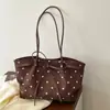 Bolsa Tote Versátil de Ombro Único e de Mão Estilo Ballet com Bolinhas de Nicho Moda Coreana Retro Suede Outono 2026