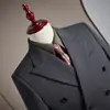 Traje Rayado de Doble Botonadura de Alta Gama para Hombre con Solapas de Muesca, un Traje Formal de Negocios Sofisticado que es Lavable a Máquina y No Necesita Planchado