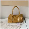 Bolsa Boston de nicho estilo coreano Shuai Mijia para mulheres, novo modelo outono 2026, bolsa almofadada com tachas de grande capacidade para o dia a dia