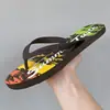 Chanclas de Nuevo Estilo con Graffiti para Hombre, Moda de Verano, Chanclas para Hombre, Sandalias de Playa Antideslizantes Personalizadas, Tendencia