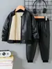 Chaqueta de Cuero para Niños de Primavera y Otoño con Cuello Alto Pequeño Resistente al Viento Moda Infantil Ropa de Motocicleta
