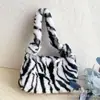 Otoño e Invierno Nuevo Pelo Sintético Patrón de Cebra Leche Bolso de Hombro Cruzado para Mujer Moda 100"