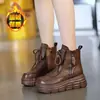 Botas Martin forradas de fleece, quentes, de couro macio, botins, nova coleção outono/inverno 2026, projetadas para mulheres baixinhas, com solas grossas para altura adicional, botas de cano alto de algodão