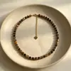 Outono e Inverno Maillard Açúcar Cubo Pedra Olho de Tigre 6*6mm Colar Aço Titânio Design Simples e Fashionável Novo Estilo Chinês Corrente da Clavícula