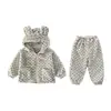 Conjunto de ropa de estar para niña de forro polar coral con estampado floral, engrosado para abrigar, con capucha y cremallera, adecuado para usar en invierno y puede usarse como prenda exterior.