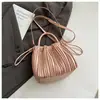 Bolso de Mano Plegado de Alta Gama para Mujer 2026 Nuevo Estilo Moda Bolso Cubo de Hombro Estilo Coreano Nicho Bolso Cruzado Simple