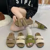 Chinelos de outono macios de lã de cordeiro com sola macia para mulheres, calçados para uso externo com sola grossa, sandálias slip-on de metal com biqueira aberta, moda 2026 para mulheres
