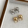 Pendientes de bola dorada de latón con el mismo estilo para mujer, estilo coreano vintage, sencillos, con hebilla para la oreja, a la moda.