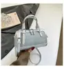Bolsa Boston Versátil de Luxo Leve e de Nicho para Mulheres 2026 Novo Modelo Bolsa de Mão de Alta Qualidade Bolsa Transversal para Trabalho e Deslocamento Bolsa de Ombro