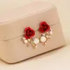 Elegantes Aretes Rojos con un Toque de Alta Gama, Adornos de Moño y Diamantes, Mismo Estilo que las Celebridades de Internet, Diseño Juvenil de Lujo