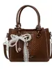 Bolso de mano pequeño exquisito transfronterizo para mujer 2026 nuevo bolso de hombro con patrón tejido para el trabajo y los desplazamientos bolso cruzado tipo cubo