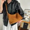Bolso casual con remaches para mujer, nuevo modelo 2026, sensación relajada, bolso de hombro de gran capacidad, bolso tote de gamuza vintage