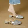2026 Verão Novos Sapatos Femininos Tecidos Salto Bloco Salto Médio Bico Fechado Moda Vazados Antiderrapantes Sandálias Dourado Prata Outras Cores