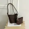 Bolsa transversal feminina 2026 nova outono padrão trançado bolsa de ombro para o dia a dia versátil bolsa tipo balde de couro macio