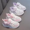 Sapatos infantis de couro com painéis, tênis novos para meninos, sapatos casuais de sola macia para meninas, sapatos brancos com malha respirável