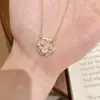 Collar colgante de camelia de diamantes completos estilo transmisión en vivo para mujer, moderno, versátil, lujo ligero, exquisito, accesorio de collar estilo Chanel