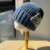 Gorro de Tricô com Patch de Rosto Sorridente Estilo Coreano para Homens e Mulheres, Quente para Outono e Inverno, Versátil, Afina o Rosto, Pequeno Tricô com Proteção para Orelhas