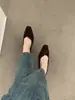 Mocasines Retro de Gamuza Cuadrados Bajos Versátiles Slip-Ons Cómodos de Tacón Bajo para Viajes Diarios Brisa Suave de la Tarde Zapatos Individuales para Mujer