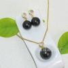 Los pendientes de perla de temperamento son simples y generosos moda para ir al trabajo pequeños y micro incrustaciones de diamante redondo nicho al por mayor cuentas de concha nácar